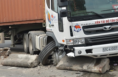 Hàng chục mét dải phân cách bị xe container “nuốt gọn” - 2 Đầu xe container hư hỏng nặng