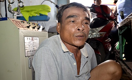 Khống chế đối tượng, giải cứu thành công con tin - 16 Ông Lê Văn Đát đang nóng lòng mong con trai mình thả con tin ra ngoài