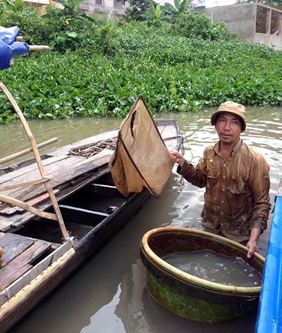 Bắt giun, nghề mưu sinh cùng cực giữa lòng sông Sài Gòn - 1 Ông Sơn với mẻ trùn chỉ vừa vót được từ đáy sông