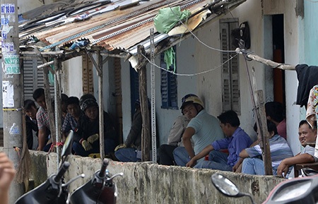 Khống chế đối tượng, giải cứu thành công con tin - 7 Các trinh sát bao vây bên ngoài phòng trọ, nơi tên Tuấn khống chế vợ hờ