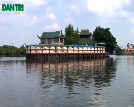 Độc đáo ngôi Miếu nổi giữa sông tại Sài Gòn - 1 Miếu nổi nằm giữa bốn bề sông nướcĢ></div><div style=