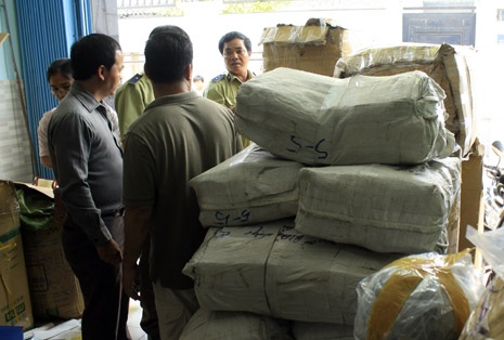 Tạm giữ bốn tấn bột ngọt Trung Quốc nhập lậu - 1 Lực lượng QLTT thu giữ hàng nhập lậu