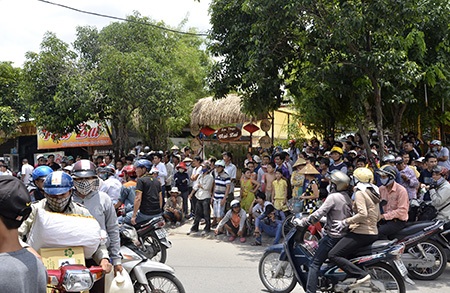 Khống chế đối tượng, giải cứu thành công con tin - 15 Nhiều người dân vẫn đang đội nắng dõi theo vụ giải cứu con tin
