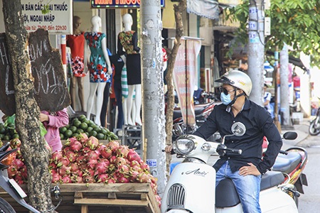 Người bán thanh long mong muốn vớt vát lại tiền vốn đã đầu tư vào vụ mùa