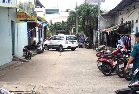 Chiếc xe taxi tên khống chế con tin yêu cầu đến hiện trường và rời đi sau đó vài phút