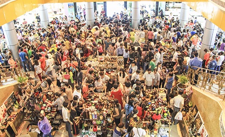 Nghìn người chen chúc mua hàng "xả kho" tại Thương xá Tax - 1 Cảnh mua bán nhộn nhịp ngay sảnh chính của Thương xá Tax