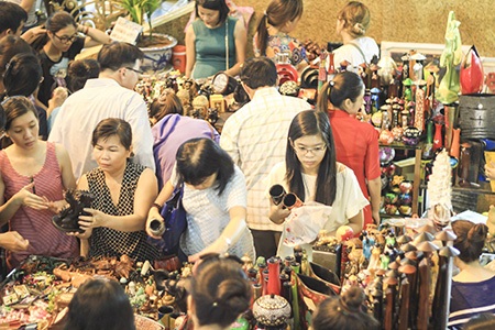 Nghìn người chen chúc mua hàng "xả kho" tại Thương xá Tax - 3 Nhiều mặt hàng giảm giá mạnh