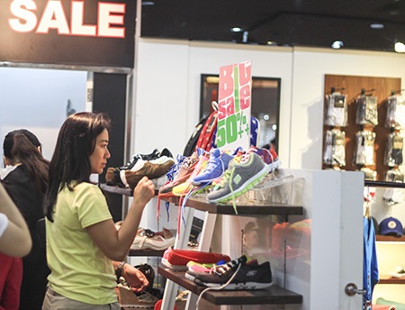 Nghìn người chen chúc mua hàng "xả kho" tại Thương xá Tax - 6 Quần áo thời trang và dày dép đều giảm giá tất cả các mặt hàng, chủng loại