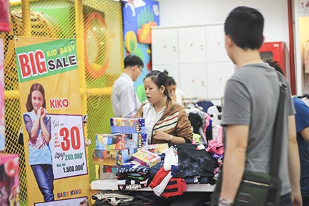 Nghìn người chen chúc mua hàng "xả kho" tại Thương xá Tax - 17 Trung Kiên - Trung Dũng