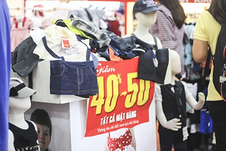 Nghìn người chen chúc mua hàng "xả kho" tại Thương xá Tax - 15 Trung Kiên - Trung Dũng