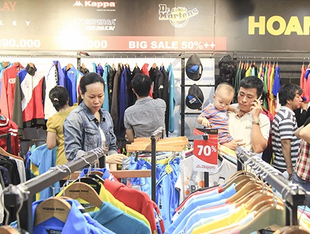 Nghìn người chen chúc mua hàng "xả kho" tại Thương xá Tax - 14 Trung Kiên - Trung Dũng