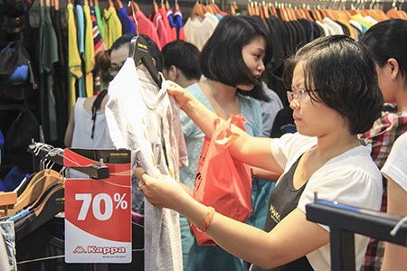 Nghìn người chen chúc mua hàng "xả kho" tại Thương xá Tax - 2 Nhiều mặt hàng giảm giá mạnh