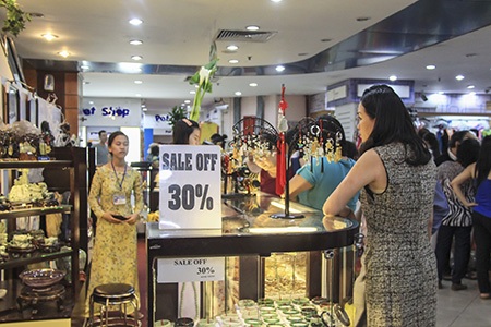 Nghìn người chen chúc mua hàng "xả kho" tại Thương xá Tax - 13 Trung Kiên - Trung Dũng