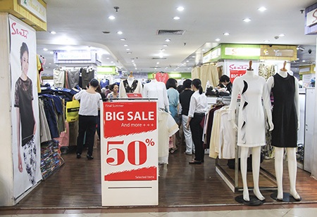 Nghìn người chen chúc mua hàng "xả kho" tại Thương xá Tax - 5 Quần áo thời trang và dày dép đều giảm giá tất cả các mặt hàng, chủng loại