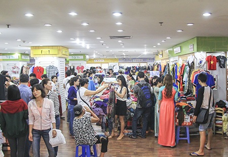 Nghìn người chen chúc mua hàng "xả kho" tại Thương xá Tax - 12 Trung Kiên - Trung Dũng