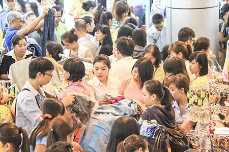 Nghìn người chen chúc mua hàng "xả kho" tại Thương xá Tax - 4 Khách đến Thương xá Tax khá đông để chọn hàng giảm giá