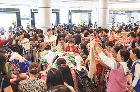 Nghìn người chen chúc mua hàng "xả kho" tại Thương xá Tax - 10 Trung Kiên - Trung Dũng