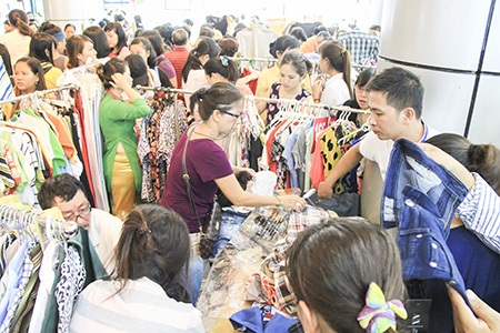 Nghìn người chen chúc mua hàng "xả kho" tại Thương xá Tax - 9 Trung Kiên - Trung Dũng