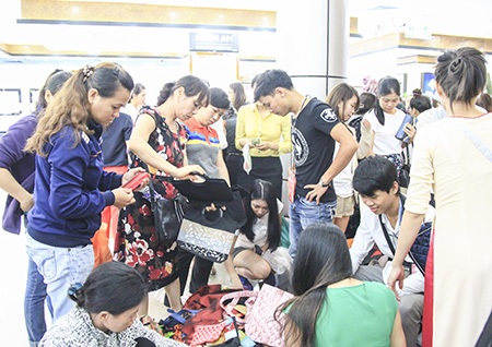 Nghìn người chen chúc mua hàng "xả kho" tại Thương xá Tax - 8 Trung Kiên - Trung Dũng