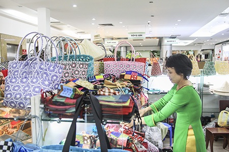 Nhiều cửa hàng trong Thương xá Tax đang "ế dài cổ" - 2 Một quầy bán giỏ xách cao cấp cùng chung cảnh không người đến mua