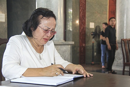 Rơi nước mắt khi viết sổ tang tiễn biệt Nụ cười chiến thắng Võ Thị Thắng