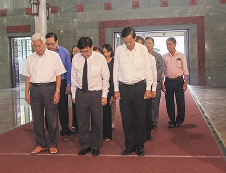 Nhiều cơ quan, ban ngành đến viếng bà Võ Thị Thắng