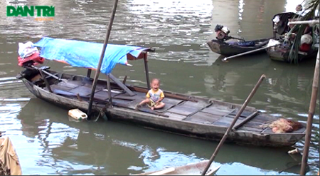 Làng chài cuối cùng trên sông Sài Gòn sắp bị “xoá sổ" - 2 Một đứa trẻ ở xóm chài quanh năm lênh đênh trên sông nước cùng cha mẹ