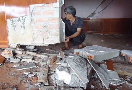 Nhà bị sụt lún bất thường, dân phải ra chòi để ở - 2 Ông Lư lo lắng
không biết nhà sẽ sập lúc nào nếu kèo dài tìnhĠtrạng này