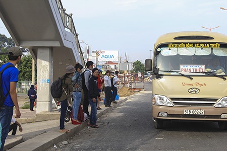 Một số tuyến "cháy vé", nhiều hãng xe phụ thu vượt quy định - 3 Một số tuyến "cháy vé", nhiều hãng xe phụ thu vượt quy định - 3