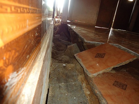 Nhà bị sụt lún bất thường, dân phải ra chòi để ở - 3 Nền nhà sụt
lún 15 cm so với ban đầu