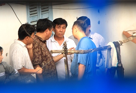 Hành trình khống chế đối tượng cố thủ trong phòng trọ - 12 Để đảm bảo an toàn cho những người ở trong, lực lượng chức năng đã quyết định nới rộng vòng vây
