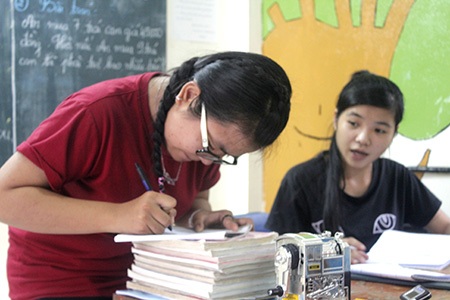 Những đứa trẻ khao khát con chữ giữa Sài Gòn - 1 Những tình nguyện viên nhiệt huyết với công việc gieo chữ cho trẻ em nghèo