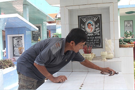 Ông Độ đã bắn bó với việc chăm sóc mộ cho các nghệ sĩ được gần 10 năm