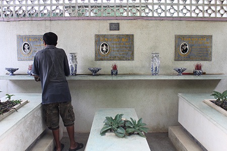 Ông Độ đã bắn bó với việc chăm sóc mộ cho các nghệ sĩ được gần 10 năm