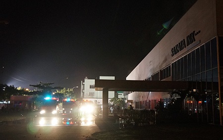 Hình ảnh vụ cháy kinh hoàng trong KCN Việt Nam - Singapore - 10 Lính cứu hỏa mặc áo chống lửa xông vào bên trong