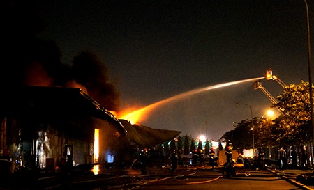 Hình ảnh vụ cháy kinh hoàng trong KCN Việt Nam - Singapore - 5 Lính cứu hỏa tiếp cận hiện trường