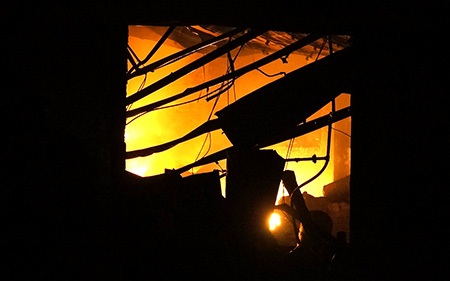 Hình ảnh vụ cháy kinh hoàng trong KCN Việt Nam - Singapore - 9 Ngọn lửac cháy đỏ rực bên trong xưởng mực in