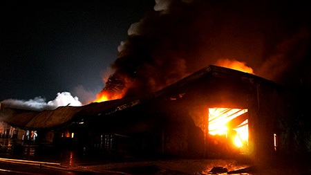 Hình ảnh vụ cháy kinh hoàng trong KCN Việt Nam - Singapore - 4 22h30 ngọn lửa vẫn bao phủ công ty Sakata