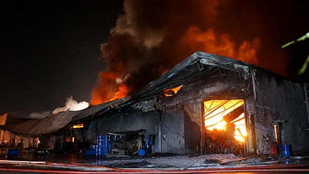 Hình ảnh vụ cháy kinh hoàng trong KCN Việt Nam - Singapore - 3 22h30 ngọn lửa vẫn bao phủ công ty Sakata