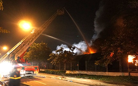 Hình ảnh vụ cháy kinh hoàng trong KCN Việt Nam - Singapore - 1 22h30 ngọn lửa vẫn bao phủ công ty Sakata