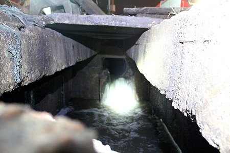 Hai bé trai bị nước cuốn chết và mất tích trong cơn mưa lớn - 2 Một đoạn cống nơi bé Tỷ bị mất tích
