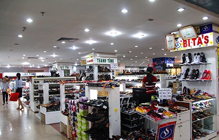 Ngày cuối đìu hiu ở Thương xá Tax - 2 Những mặt hàng ế dài cổ vẫn đang cố buôn bán đến giờ cuối cùng để vớt vát vốn