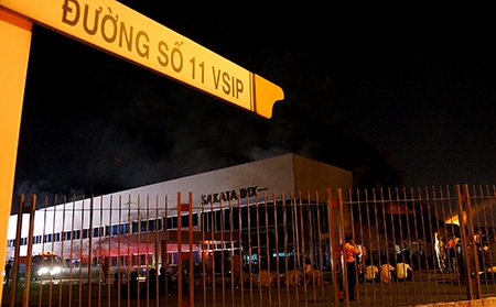 Hình ảnh vụ cháy kinh hoàng trong KCN Việt Nam - Singapore - 12 Công ty xảy ra vụ hỏa hoạn cực lớn