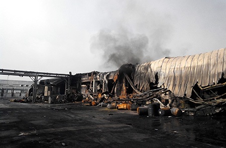 Vụ cháy lớn trong KCN: Cả công ty hóa thành tro - 1 Khu vực chứa mực in, dung môi bị cháy rụi