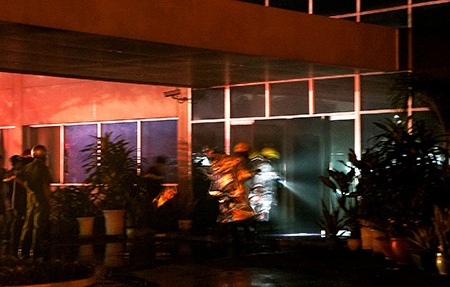 Hình ảnh vụ cháy kinh hoàng trong KCN Việt Nam - Singapore - 11 Lính cứu hỏa mặc áo chống lửa xông vào bên trong