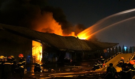 Hình ảnh vụ cháy kinh hoàng trong KCN Việt Nam - Singapore - 18 Đám cháy vẫn bùng lên dữ dội