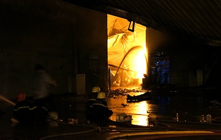 Hình ảnh vụ cháy kinh hoàng trong KCN Việt Nam - Singapore - 8 Ngọn lửac cháy đỏ rực bên trong xưởng mực in