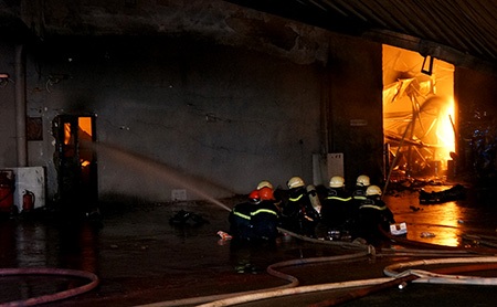 Hình ảnh vụ cháy kinh hoàng trong KCN Việt Nam - Singapore - 7 Lính cứu hỏa tiếp cận hiện trường