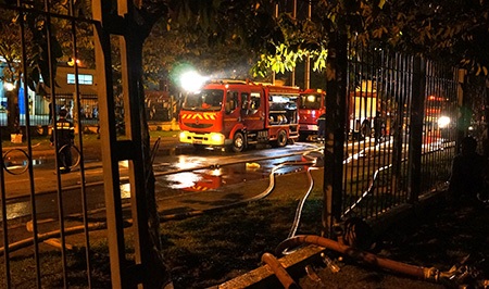 Hình ảnh vụ cháy kinh hoàng trong KCN Việt Nam - Singapore - 6 Lính cứu hỏa tiếp cận hiện trường