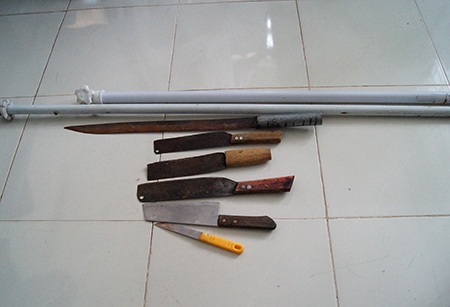 Chủ nhà hàng cùng 19 nhân viên đóng cổng truy sát 8 vị khách - 3 Một số loại hung khí được cơ quan công an thu giữ từ vụ truy sát
